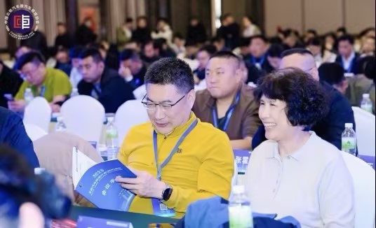 2025全國(guó)汽車(chē)租賃行業(yè)大會(huì)以“抓住機(jī)遇、優(yōu)化政策、拓展市場(chǎng)、加快數(shù)智賦能”為核心主題，匯聚全行業(yè)力量共探發(fā)展新路徑。