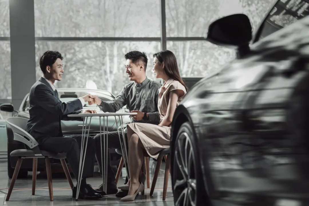 租金比保時捷、邁巴赫還貴！誰在躋身豪車租賃市場？